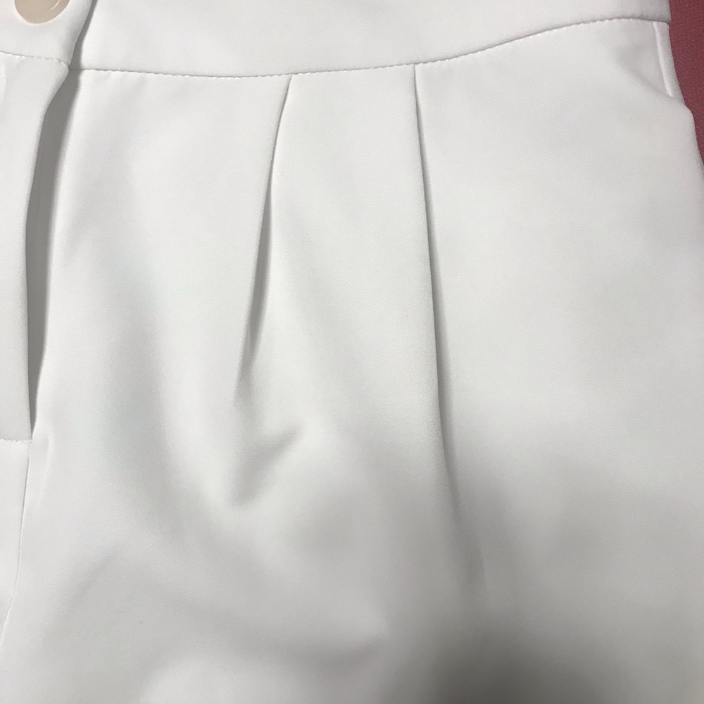 Saks Fifth Ave pleated shorts - Picture 4 of 4